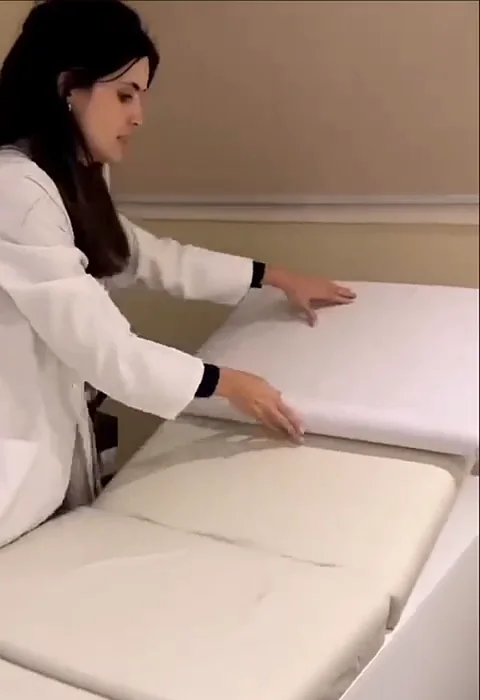 Dra. Ana Carolina preparando a sala de ultrassom da MedicDent